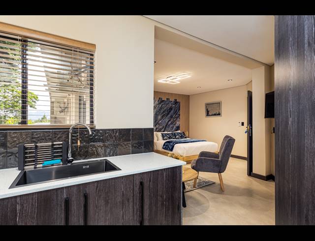 13 BEDROOM FREESTANDING FOR SALE IN PLATTEKLOOF